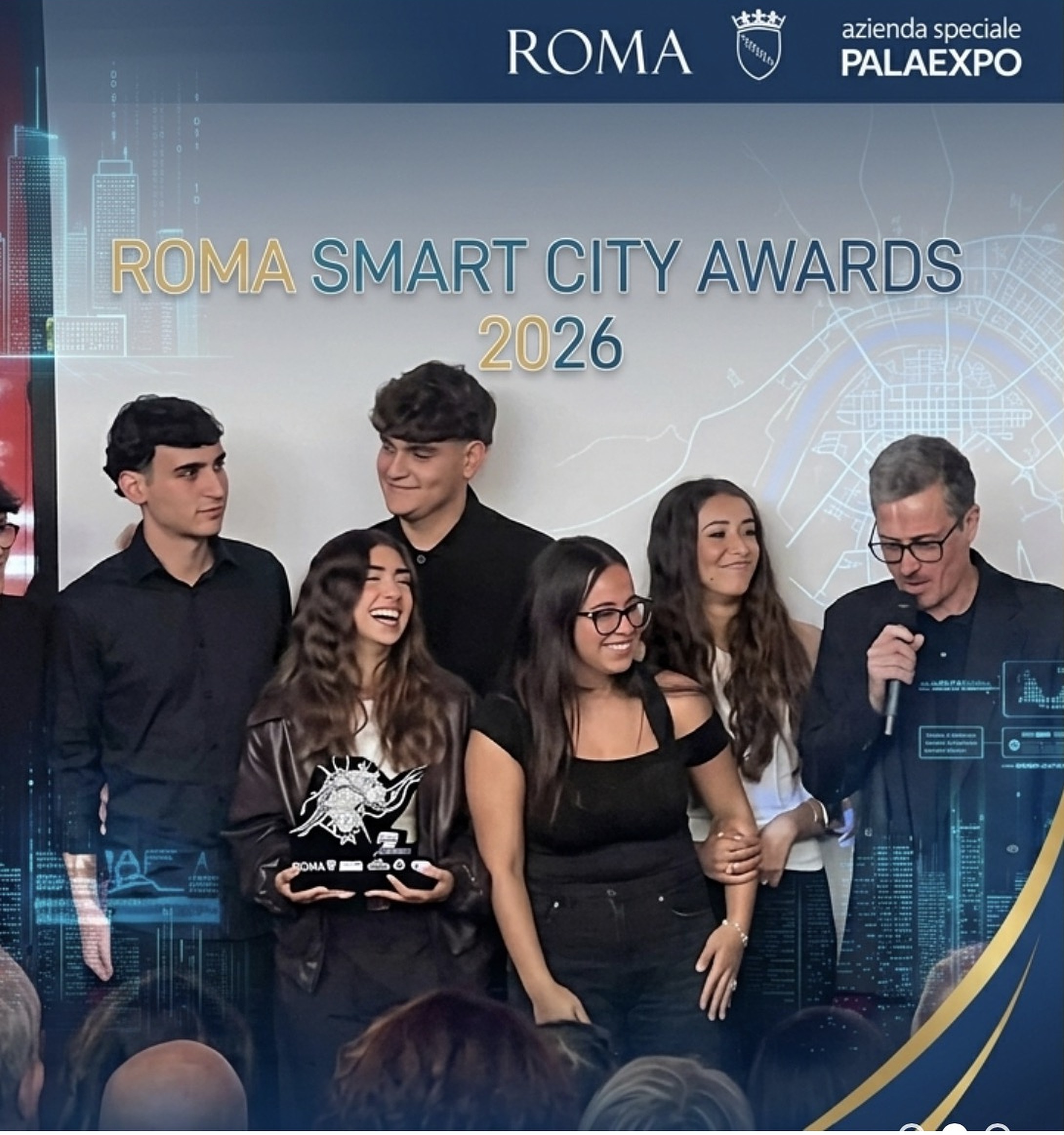 Gli studenti del 4° liceo con il premio ai Roma Smart City Awards 2026